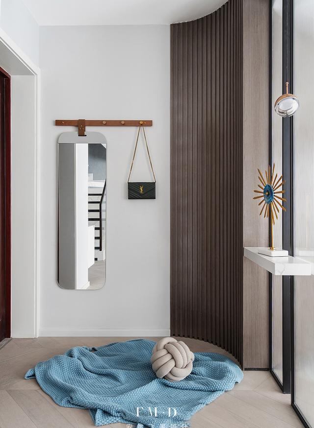 家里的隔墙、拉门能拆就拆了吧，用半隔断灵活界定空间，打破陈规