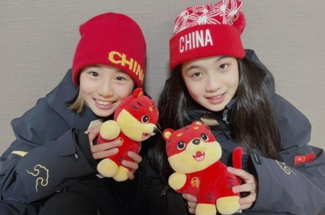 教练|苏翊鸣超远连线日本教练！教练两女儿穿中国队服，妥妥俩小迷妹