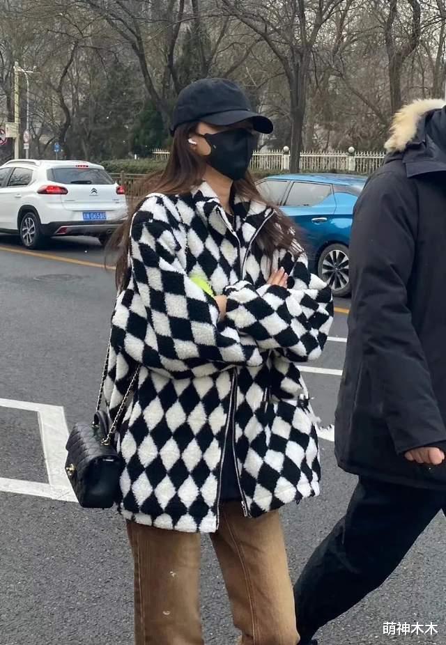 春晚|赵丽颖晋升带货女王！春晚彩排穿搭变爆款，一条围巾五分钟卖断货