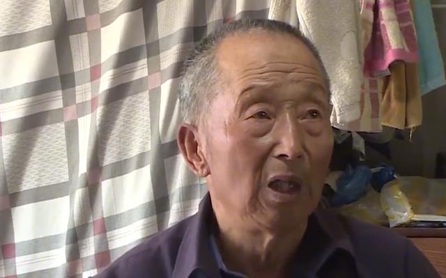 回顾:78岁老汉偶遇黄昏恋,沉迷美色无法自拔,直言:没有抵抗力