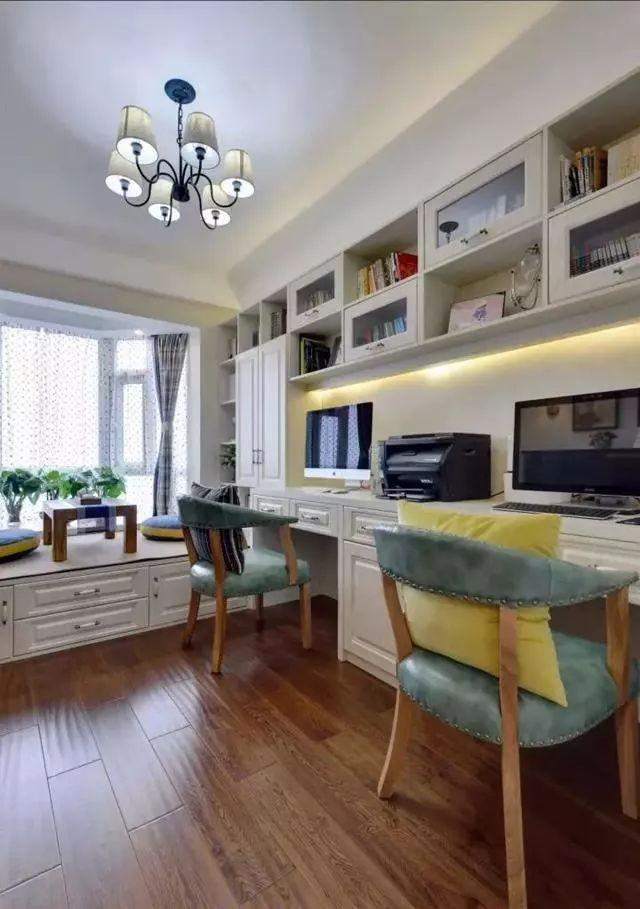 不是房间小，是你没装好，一间房睡觉、收纳、书桌都有，还嫌小？