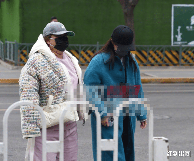 贾玲|贾玲现身春晚彩排又胖了！肚子脖子全是赘肉，比旁边张小斐壮一倍