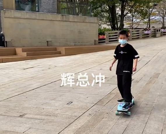 孙悦|孙卓一家玩滑板，孙辉倒栽葱，孙爸偶像包袱重，孙悦摔到怀疑人生