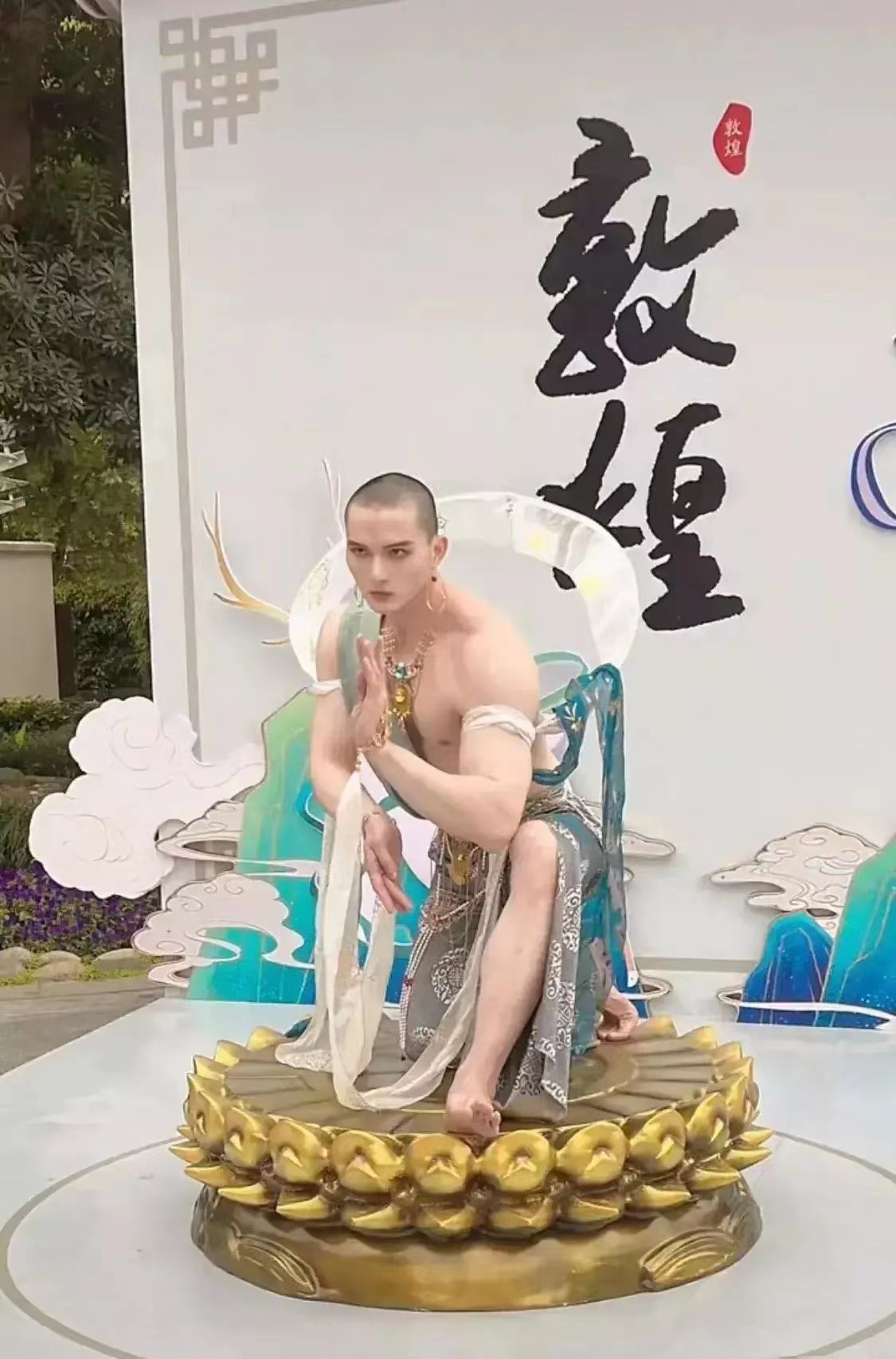 唐僧|近日一男子敦煌飞天造型走红网络，长相俊俏堪称现实版唐僧