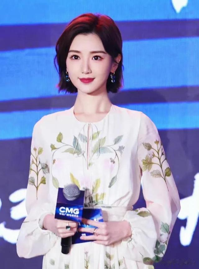毛晓彤|毛晓彤最新造型,花朵长裙太美啦