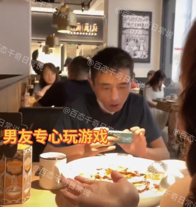 广东一女子秀恩爱,男友带自己吃酸菜鱼,网友热评:还以为是你爸