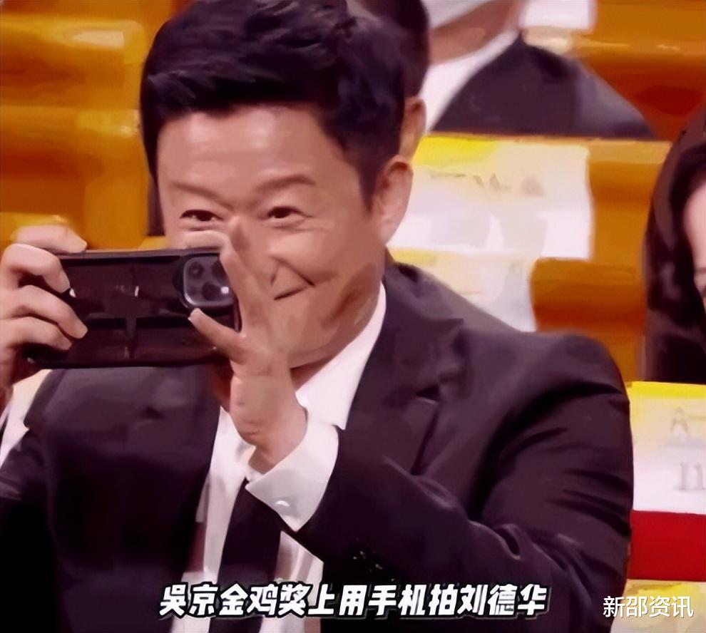 事件回顾：吴京用苹果手机拍照事件持续发酵，导演点名批评，爱国人设遭质疑