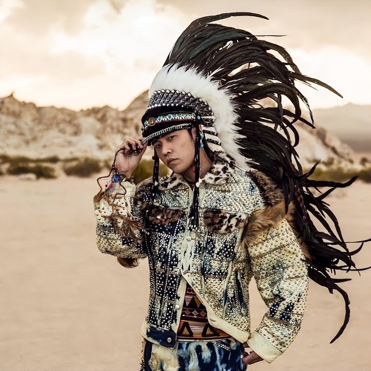 迪丽热巴|昆凌诞下第三胎首露面,还在坐月子就已恢复元气,脸色红润太惊艳