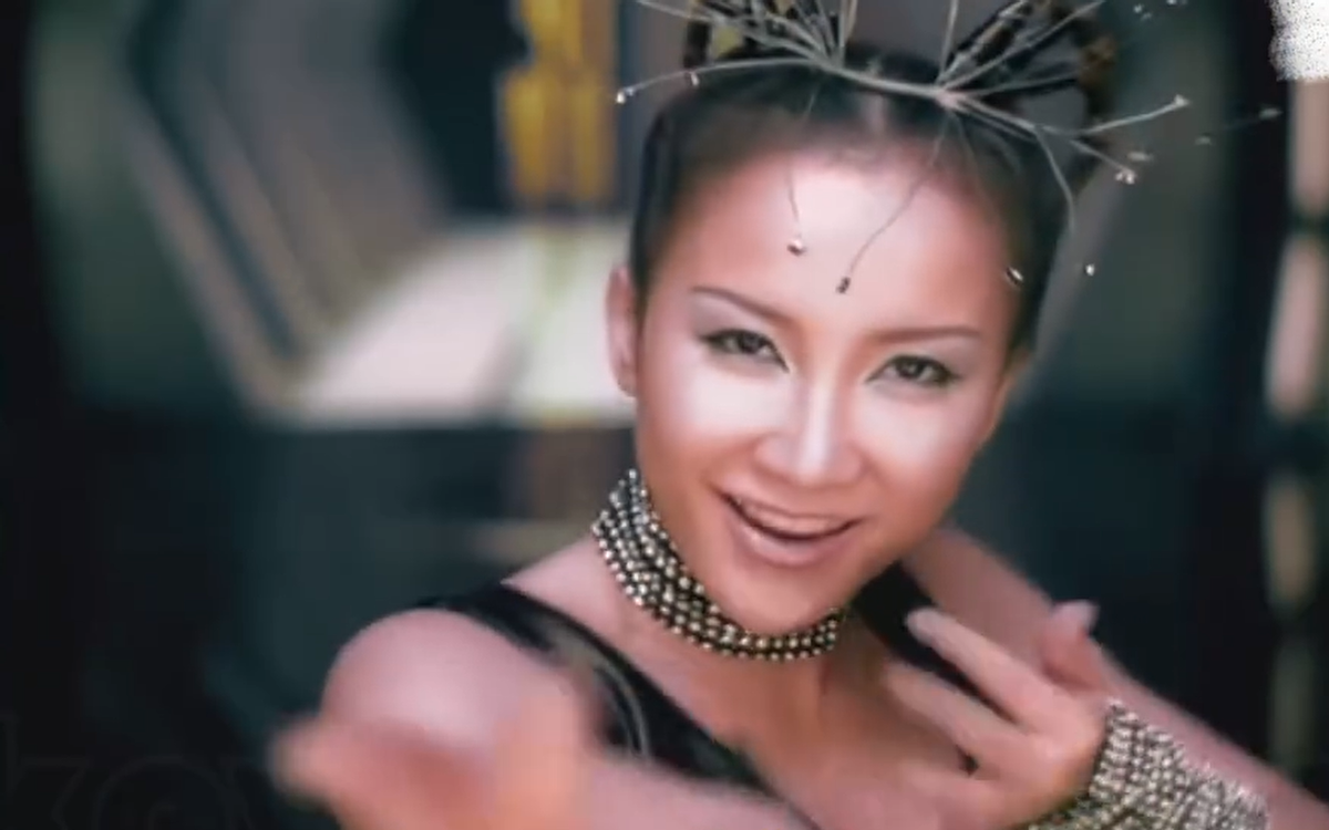 李玟|李玟晒酒店热舞视频!穿露脐装秀一身肌肉,百万包包随意放地上