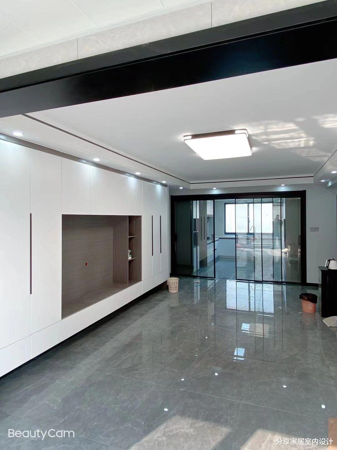 她家新房装修结束，全屋定制的柜子美观又实用，太让人羡慕啦！