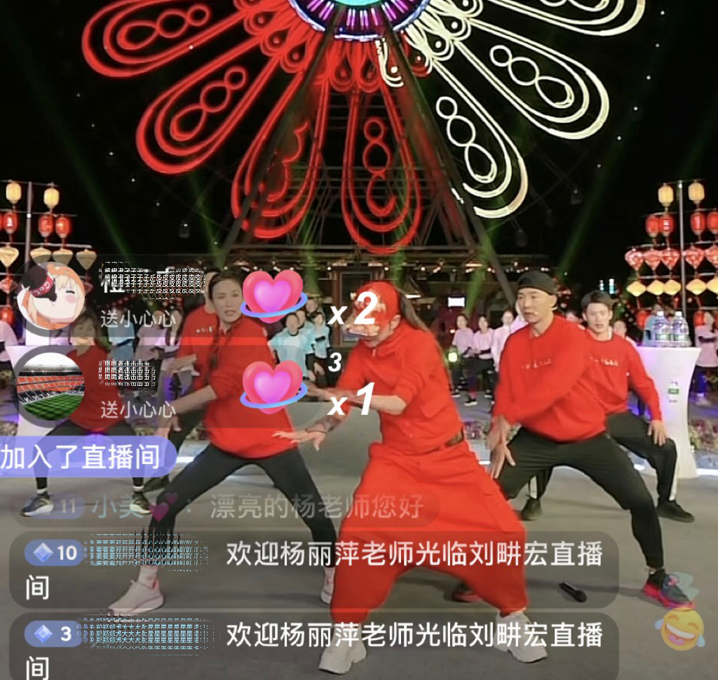 杨丽萍|64岁杨丽萍与刘畊宏合拍大片,10cm指甲抢镜,直播间一起跳孔雀舞