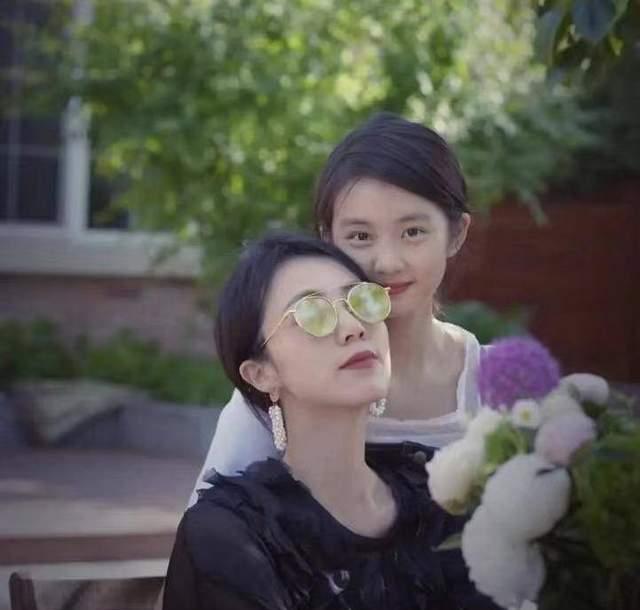 黄忆慈|黄多多任舞台剧总策划,穿白西装舞台现身,淑女范十足!