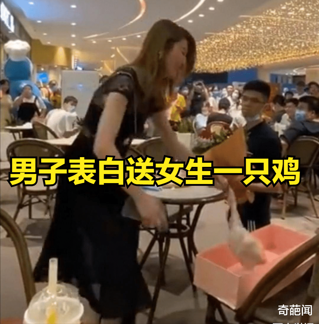 小伙向女生当众下跪表白,被拒后躺在耍赖!女子:你看看你送的啥