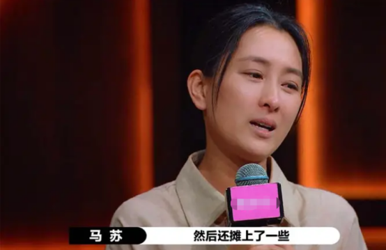 |马苏家中素颜砍树!蹲地上用手抱垃圾不怕脏,脚上一双红袜子抢镜