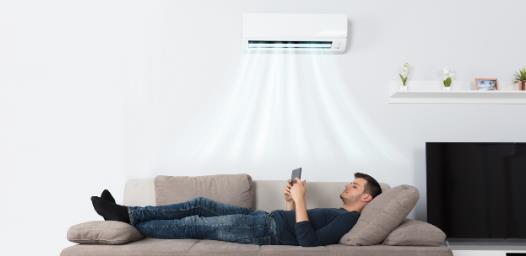 开空调时,要不要关紧门窗?多数人做错了,不仅费电还不健康