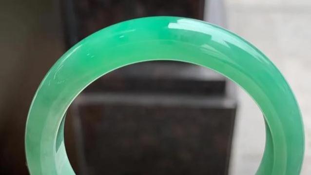 翡翠手镯|分享几条美得像假的一样的翡翠手镯，太好看了！