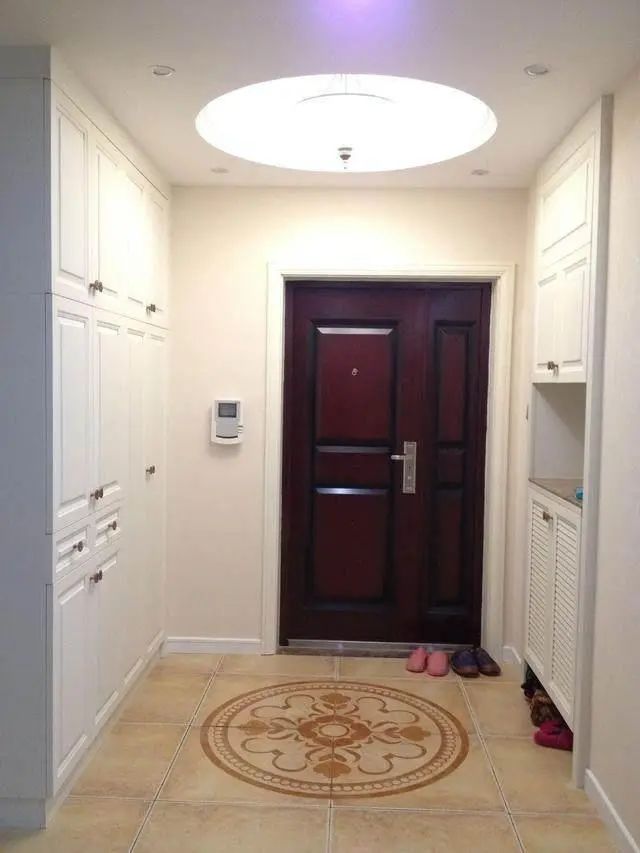 朋友新家装好，家具还没搬就很漂亮，头一次见餐厅隔断这么做的