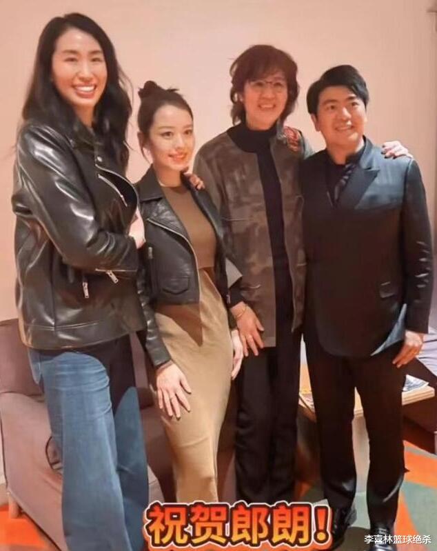 郎平|变胖了!郎平美国看郎朗演奏会:烫卷发很时髦,郎朗吉娜显娇小