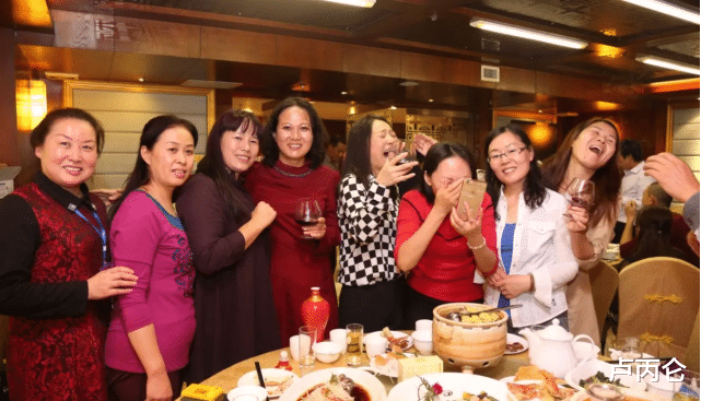 脸松了，应该选拉皮还是线雕？