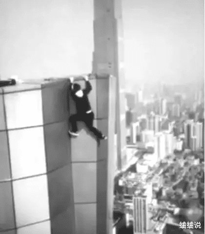 为了钱在网络平台极限作死,一次失误从263米高空坠落,母亲却将短视频平台告上法庭