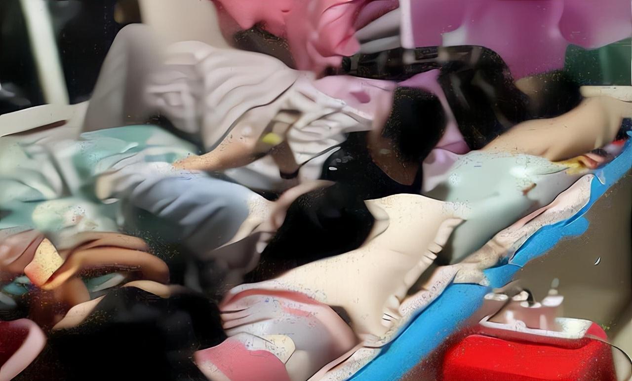 东北一家16口人睡一个炕,有儿媳和女婿,网友:睡错位置咋整