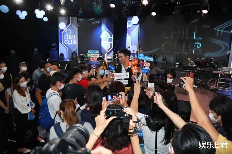 许志安|许志安烈日下跑步口罩湿透，小背心透现新纹身，夫妻关系胜过从前