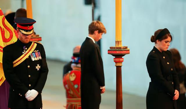 哈里王子|三年后,哈里王子在伊丽莎白二世的守夜仪式上再次穿上军装