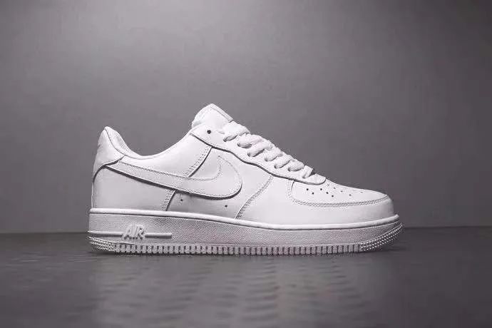 罗永浩|罗永浩遭质疑卖“山寨”耐克鞋?本人微博开喷……