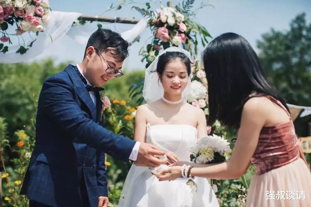 新娘想要带走一半彩礼,直接被弟弟推倒在地:这30万彩礼都是我的