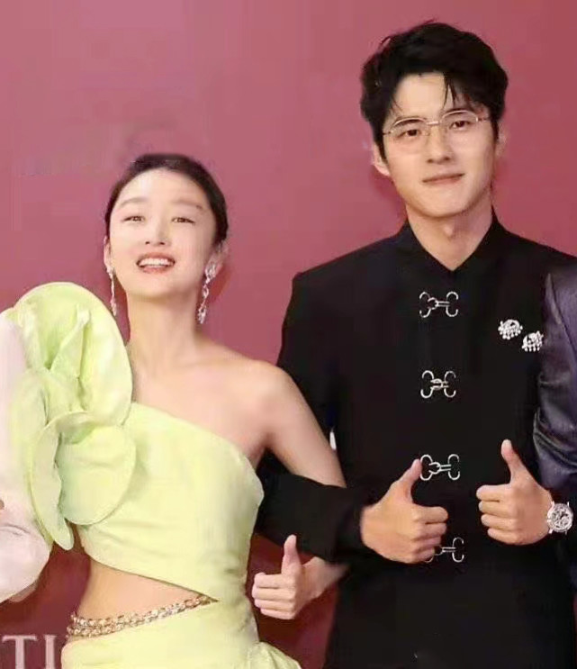 周冬雨|周冬雨刘昊然被曝已恋爱两年,更多疑恋爱细节被扒,穿情侣鞋好甜