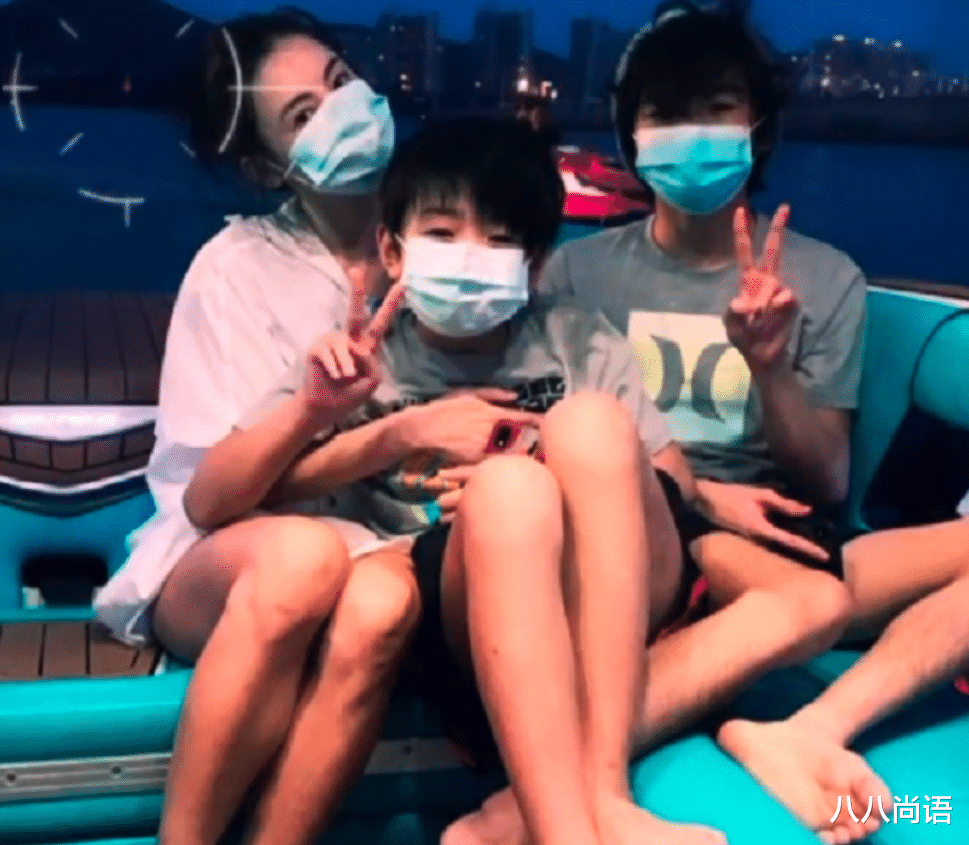 张柏芝|12岁谢震南新照!电梯里踮起脚尖与哥哥比个头,穿白T恤阳光帅气