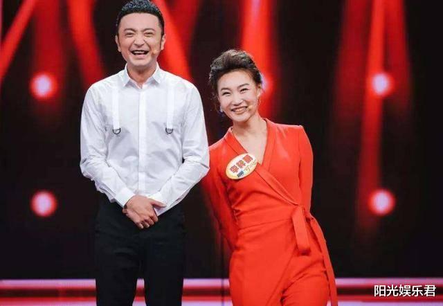 央视|她是央视美女主持,摘掉假发惊艳众人,而如今44岁却还单身!