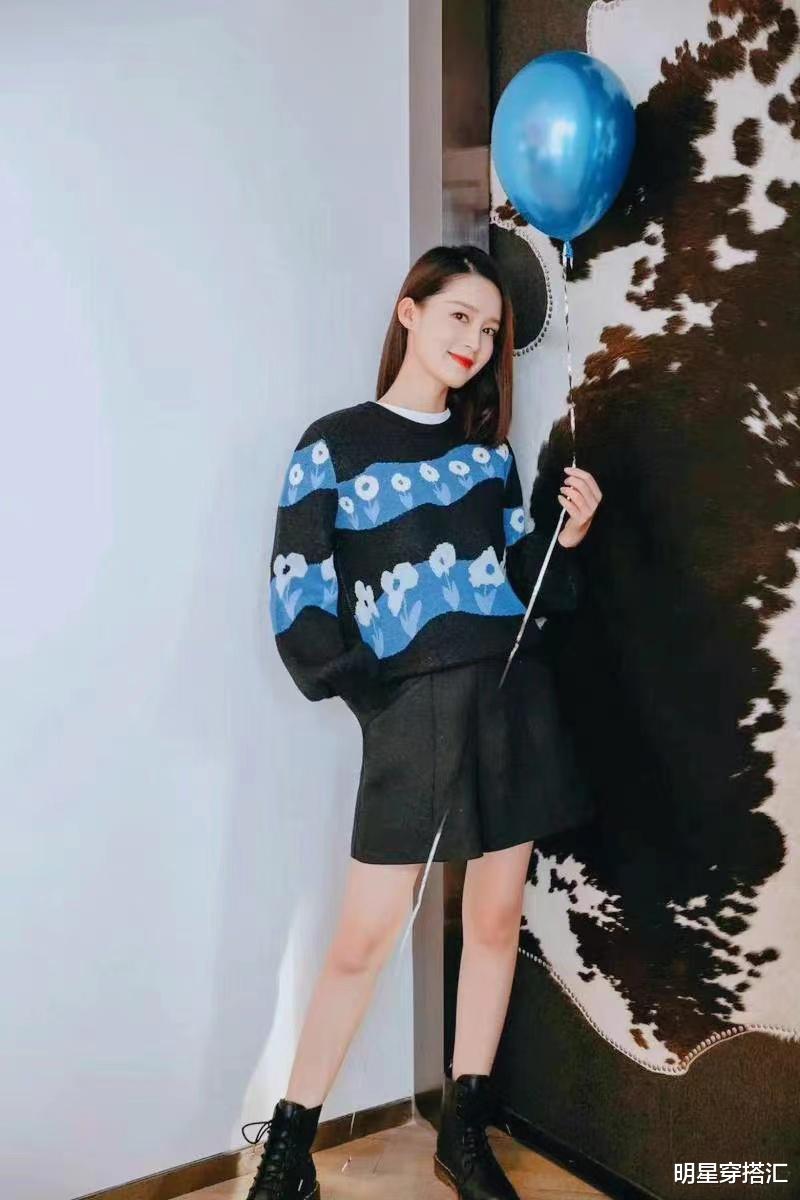 李沁|李沁太会穿了，黑色卫衣搭配黑色短裤，清爽利落，减龄又时尚