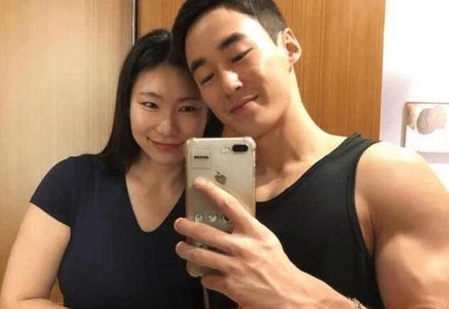 姐弟恋|43岁的“老阿姨”与小鲜肉坠入爱河，结出“正果”，并生下一对双胞胎