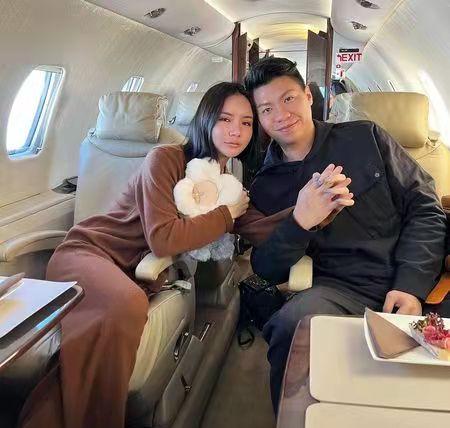 何猷君|何猷君百亿前女友再婚,八对龙凤镯过大礼,金饰堆积如山超奢华