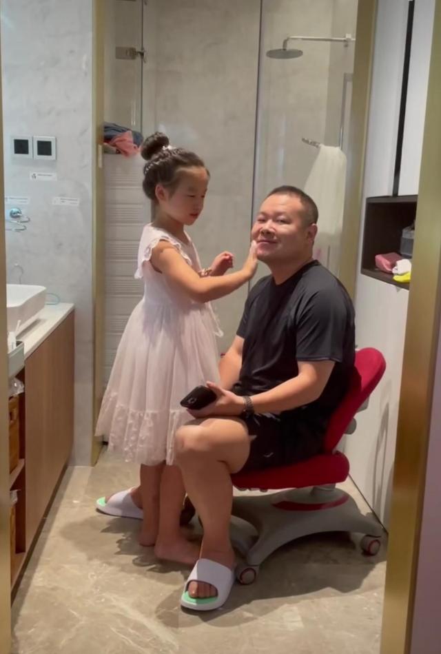 岳云鹏|岳云鹏淡定配合女儿化妆，谁知他看到妻子后的表现更令人破防