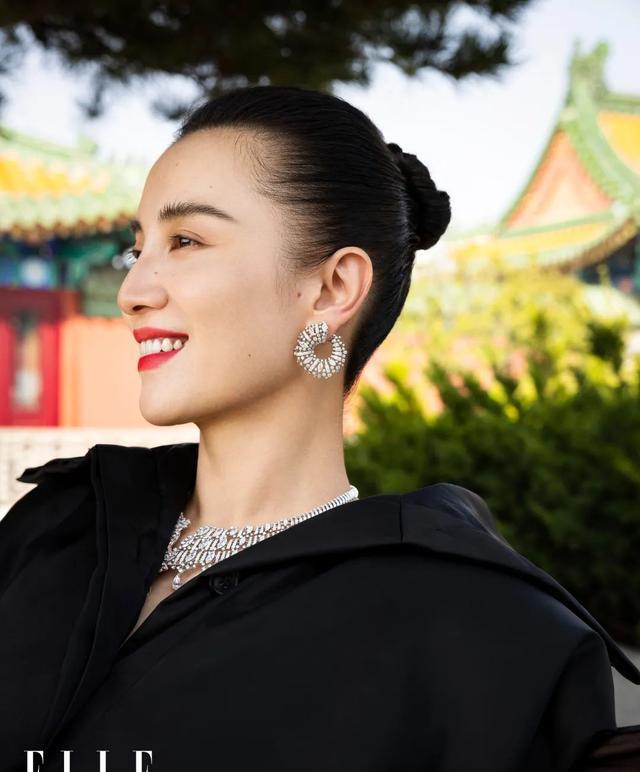 宋佳|宋佳首登ELLE十一月刊封面,展现大女主风采,撞衫卡戴珊各有风情