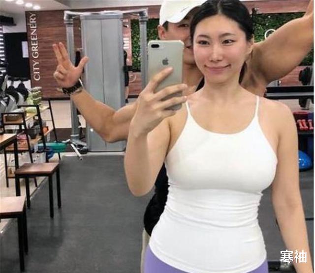 42岁大妈健身时看上教练,不顾17岁年龄差勇敢追爱,今生下双胞胎