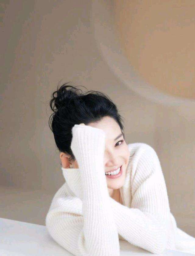 许晴|许晴身穿白色简约针织衫,治愈笑容极富感染力,尽显女人高贵气质