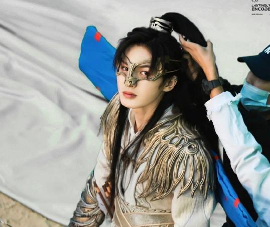 彭小苒|彭小苒新剧已定档！穿异域红衣梦回小枫，看到男主：完全不搭！