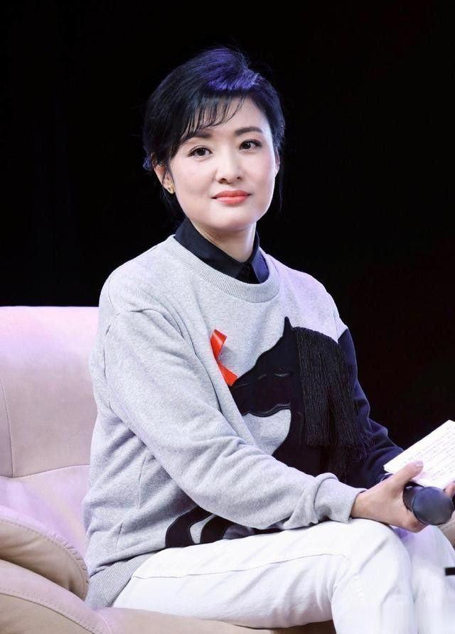 周涛|54岁周涛在高铁站低调排队!素颜出镜遮挡严实,低头玩手机太专注