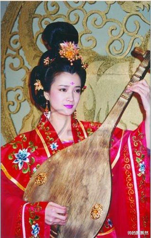 何晴|何晴：父亲早逝母亲患脑出血垂危，与许亚军离婚后，她还好吗？