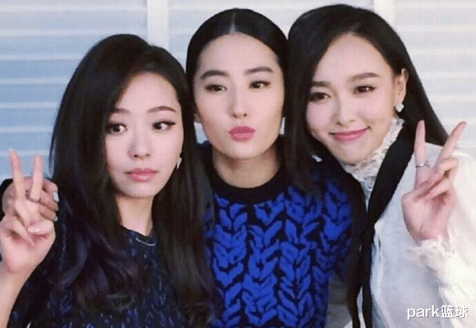 刘亦菲|娱乐圈里面的姐妹感情深厚，张靓颖和刘亦菲之间的感情值得所有人来称赞