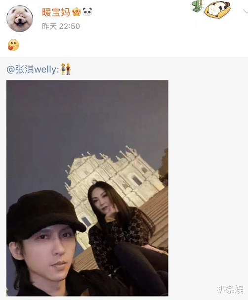 张淇|张淇罕晒与老婆合照秀恩爱，淇嫂坐街头托腮微笑，俩人好有夫妻相