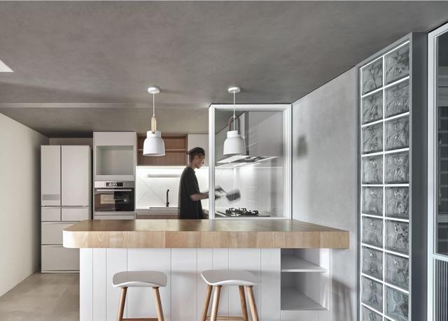 早该想到的啊，在橱柜和岛台之间塞推拉门，空间分离实现独立双厨