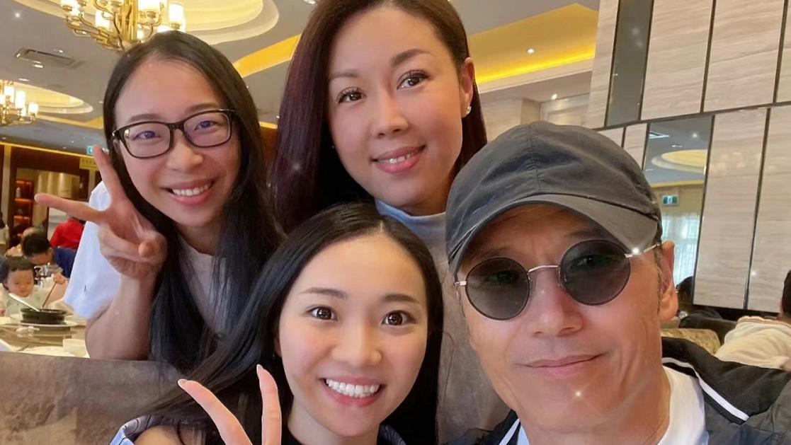 苗侨伟|苗侨伟温哥华喝早茶被偶遇，64岁魅力不减当年，3位美女围着拍照