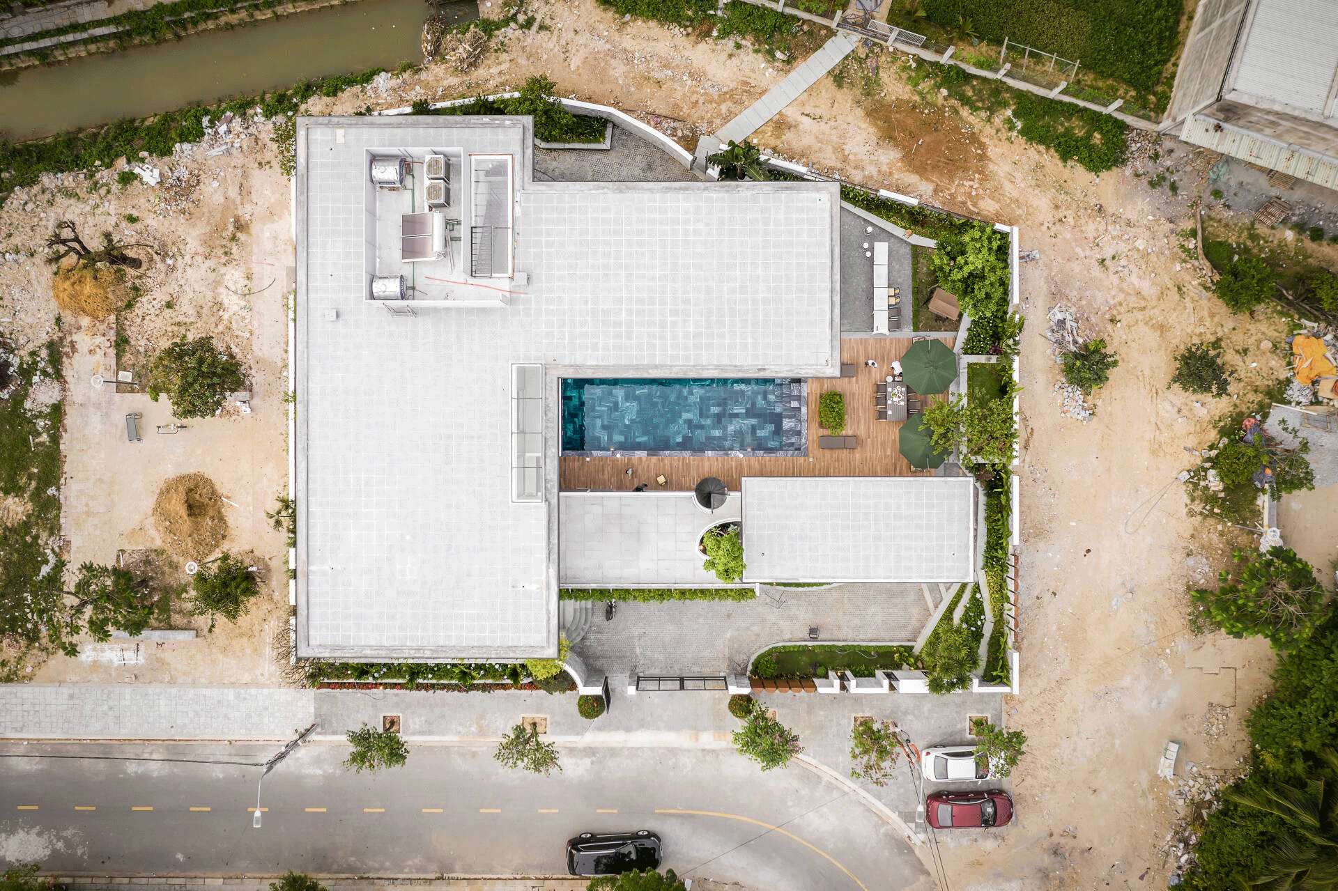 这栋750㎡豪宅，让我见识到了养老房的“天花板”，自建小型公园