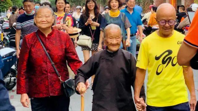 110岁母亲和88岁儿子手拉手逛街,网友:88岁还有妈妈好幸福