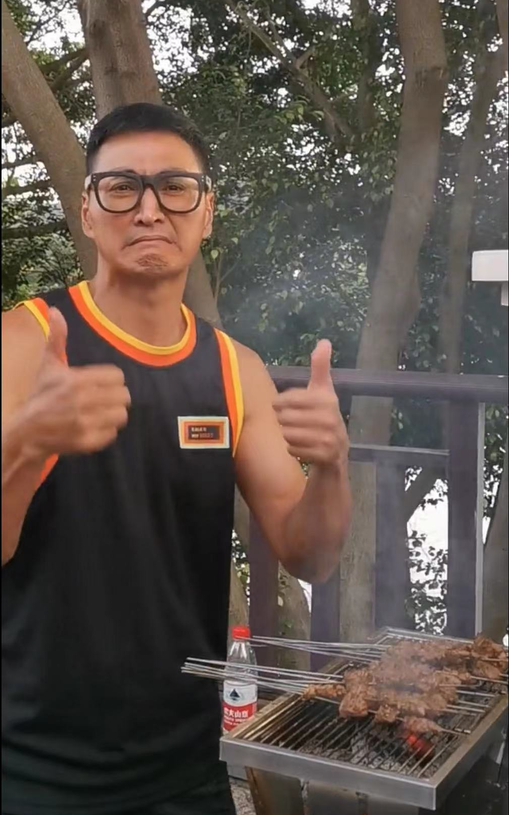 何家劲|港星何家劲在广东摆摊烤串,一身腱子肉黑到发亮,又忙又热直咧嘴