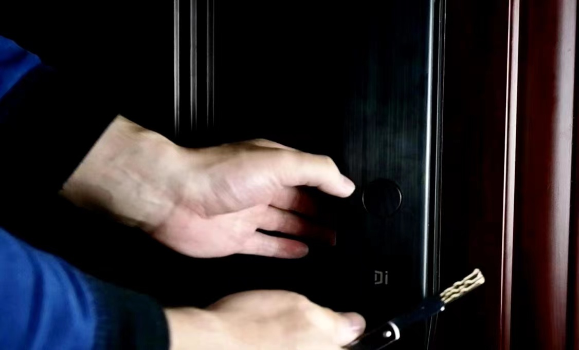 2016年,妙龄美女嫁给陕西老光棍,却从不出门,村民发现其中的问题